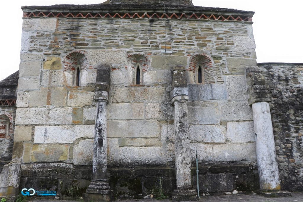 coloane biserica din densus