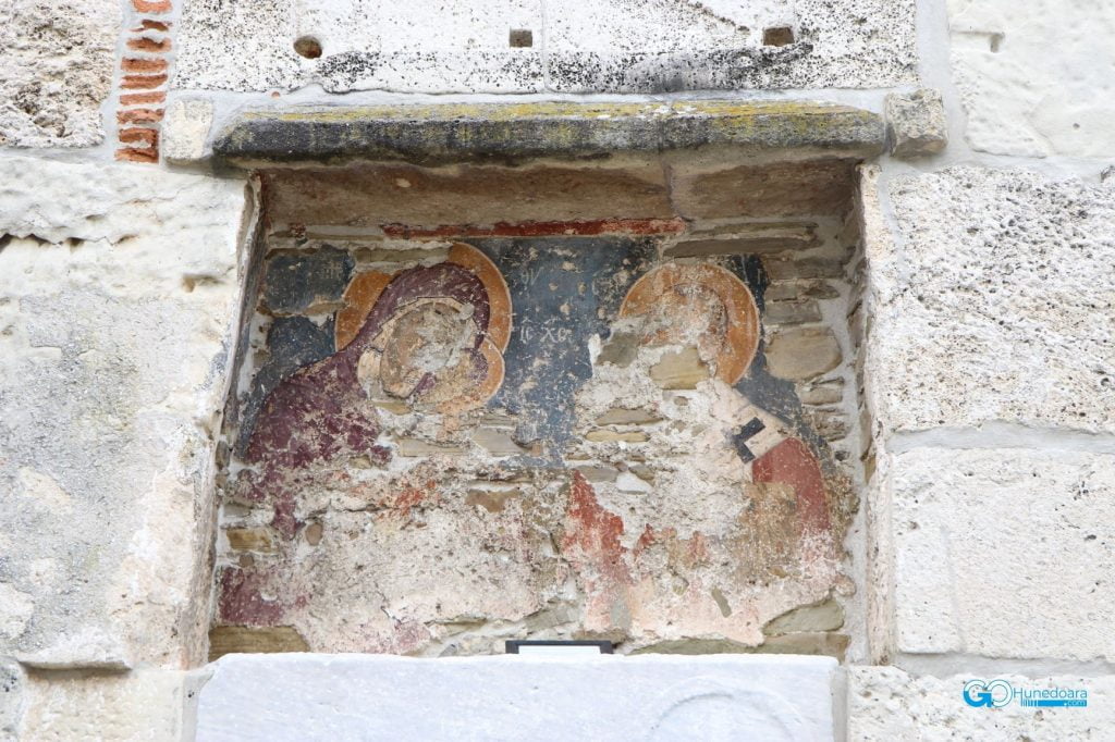 pictura exterioara biserica din densus