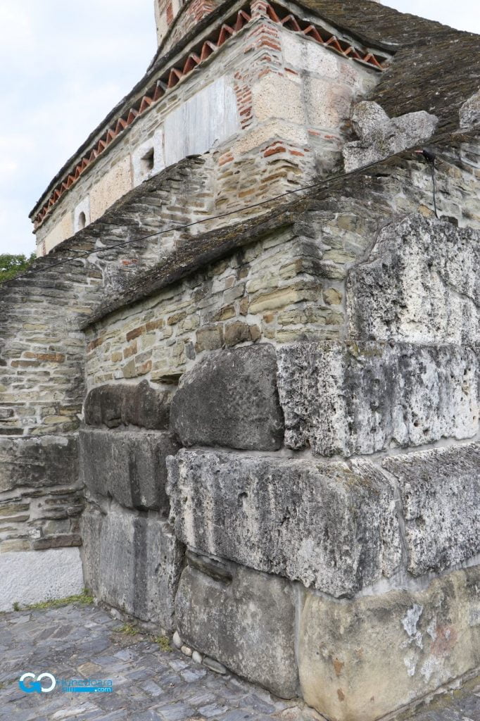 pietre din zid la biserica densus
