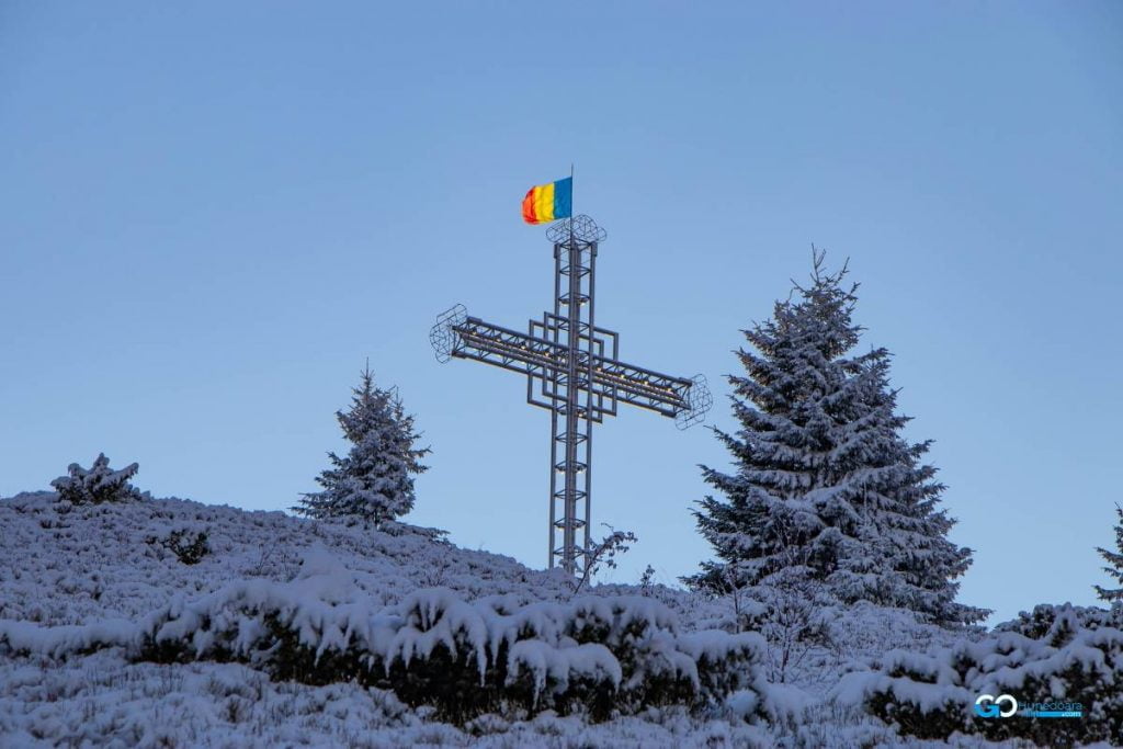 crucea eroilor iarna statiunea straja
