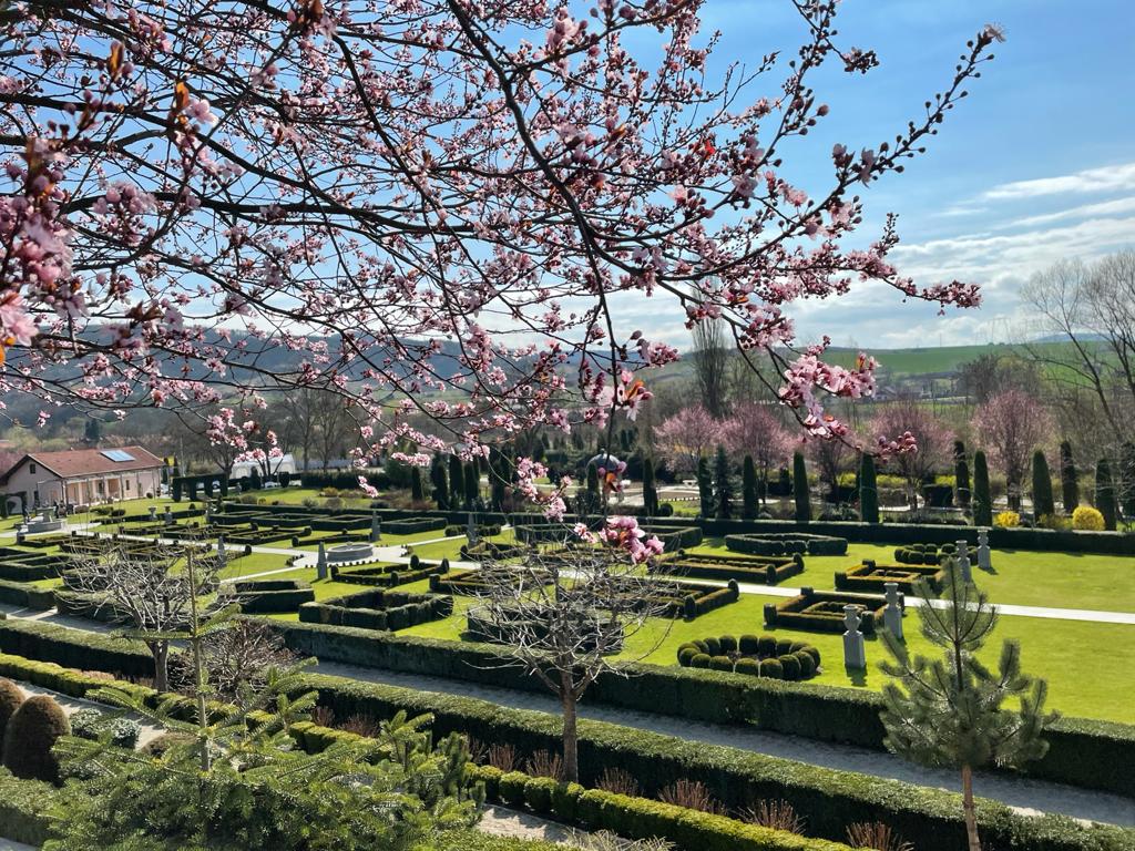 I Giardini di Zoe – paradisul creat de un italian, pentru nepoata sa, în inima Hunedoarei