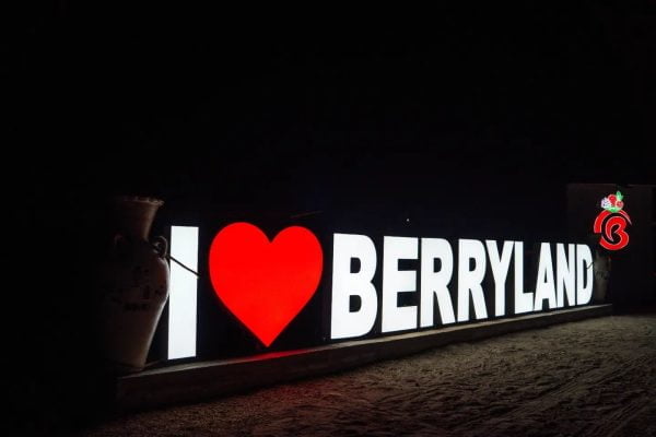 litere luminoase la complexul recreativ berryland