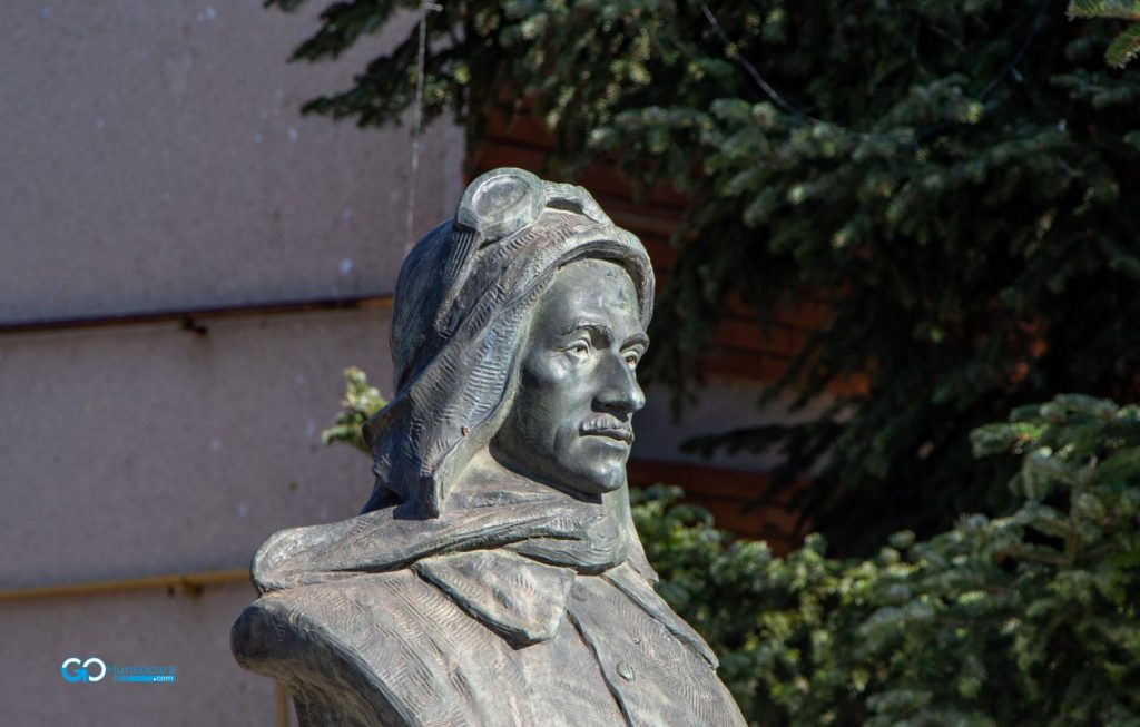 sculptura aurel vlaicu la muzeul memorial aurel vlaicu