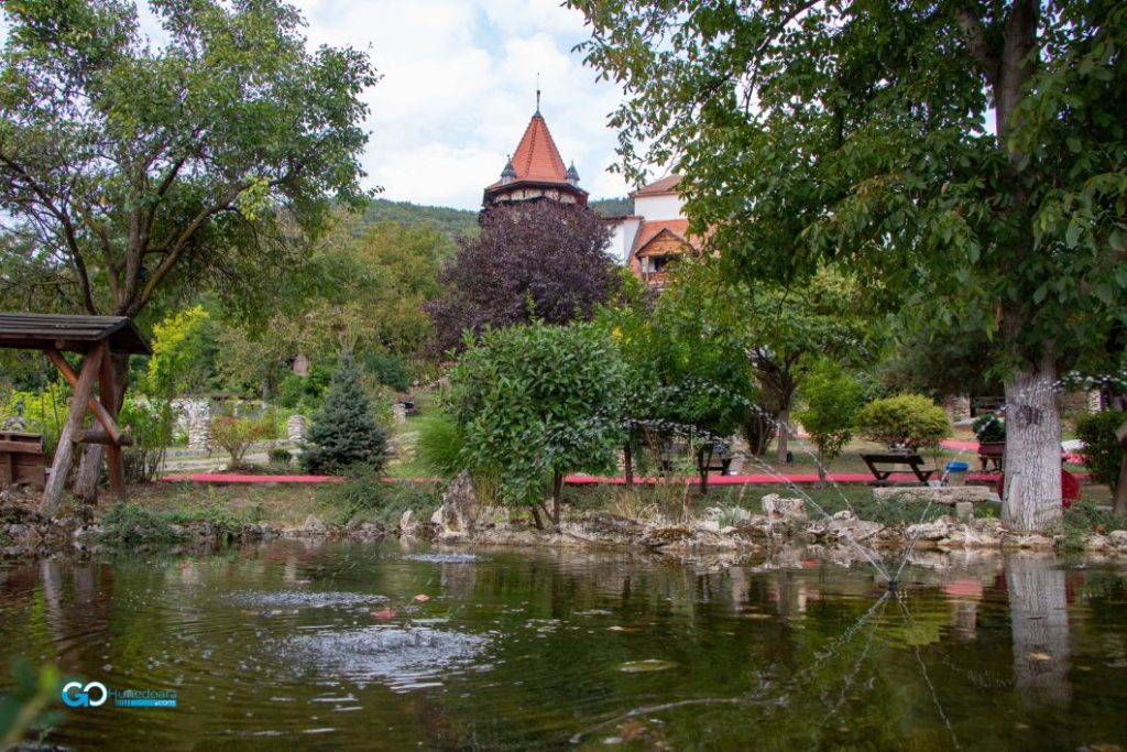 lac la castelul lupilor transilvania